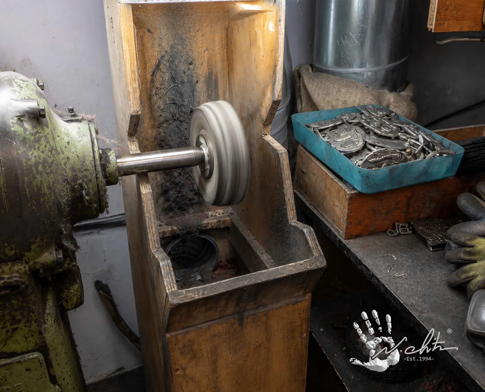 Finisarea manuală a accesoriilor metalice
