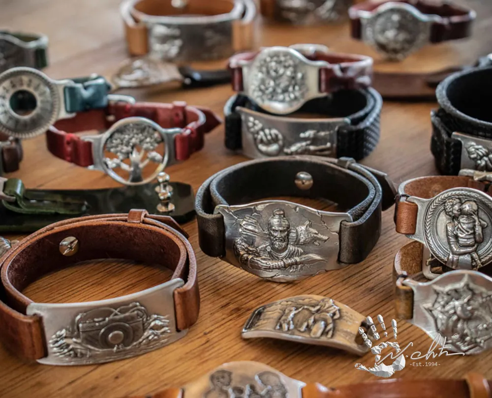 Brățări din piele naturală cu accesorii metalice